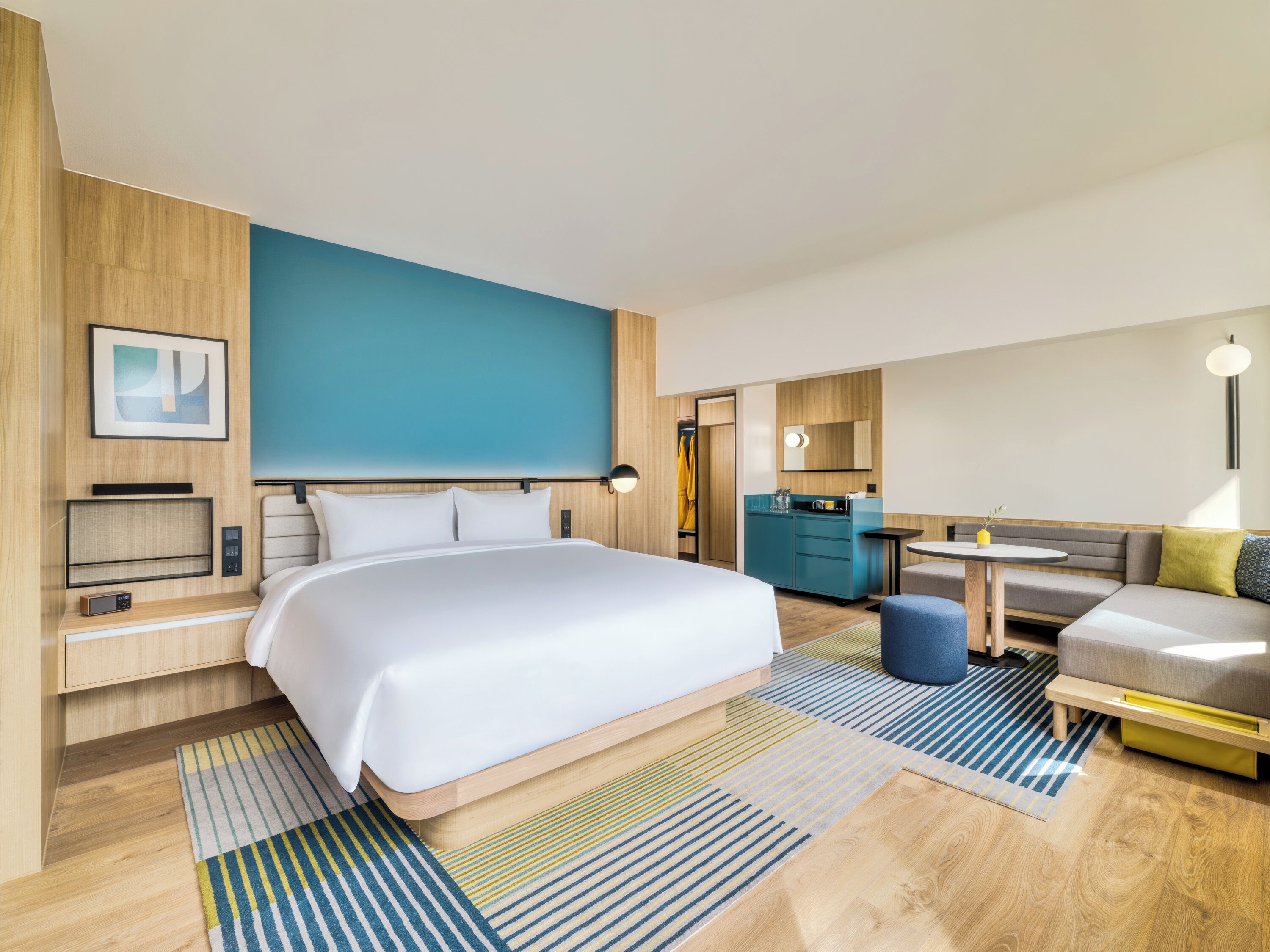 Rom – grand, 1 kingsize-seng | Minibar, safe på rommet, skrivebord og blendingsgardiner