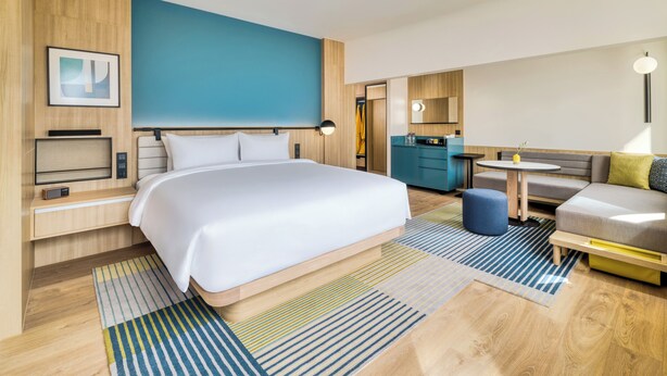 Grand kamer, 1 kingsize bed | Een minibar, een kluis op de kamer, een bureau, verduisterende gordijnen