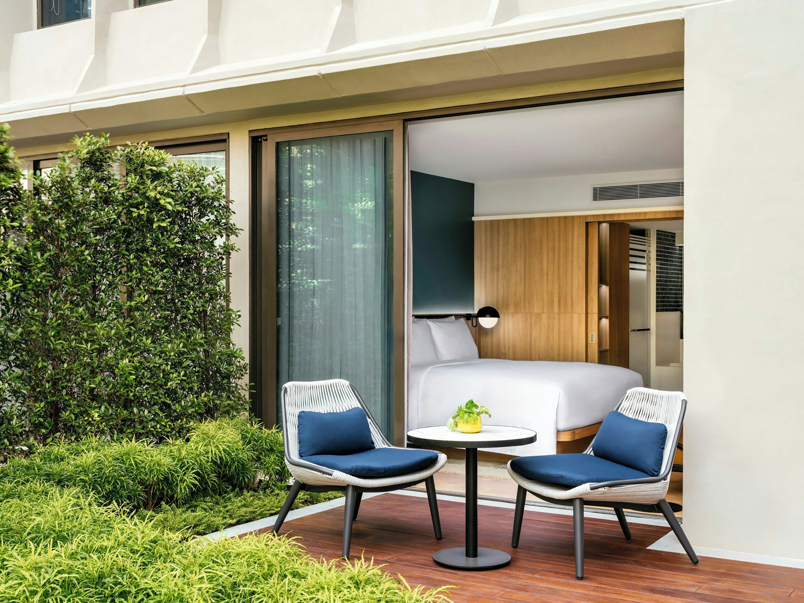 Suite, 1 habitación, balcón, vistas al patio | Minibar, caja fuerte, escritorio y cortinas opacas