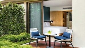 Suite, 1 slaapkamer, balkon, uitzicht op de binnenplaats | Een minibar, een kluis op de kamer, een bureau, verduisterende gordijnen
