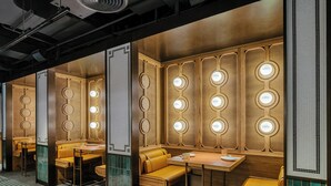 2 restaurants; ze serveren er lunch, diner en brunch 