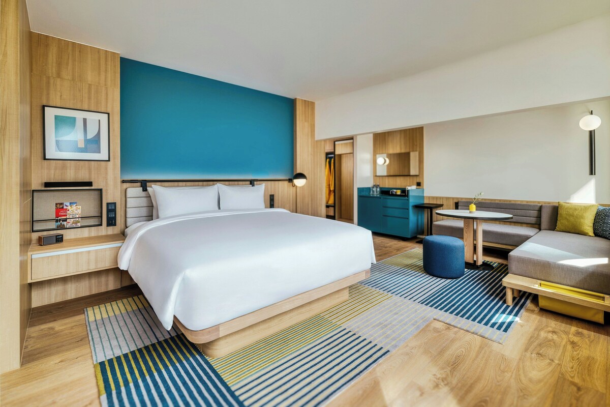Habitación Grand, 1 cama King size | Minibar, caja de seguridad en la habitación y escritorio 