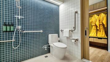 Ein modernes Badezimmer mit Dusche, Toilette und Handtuchhalter.