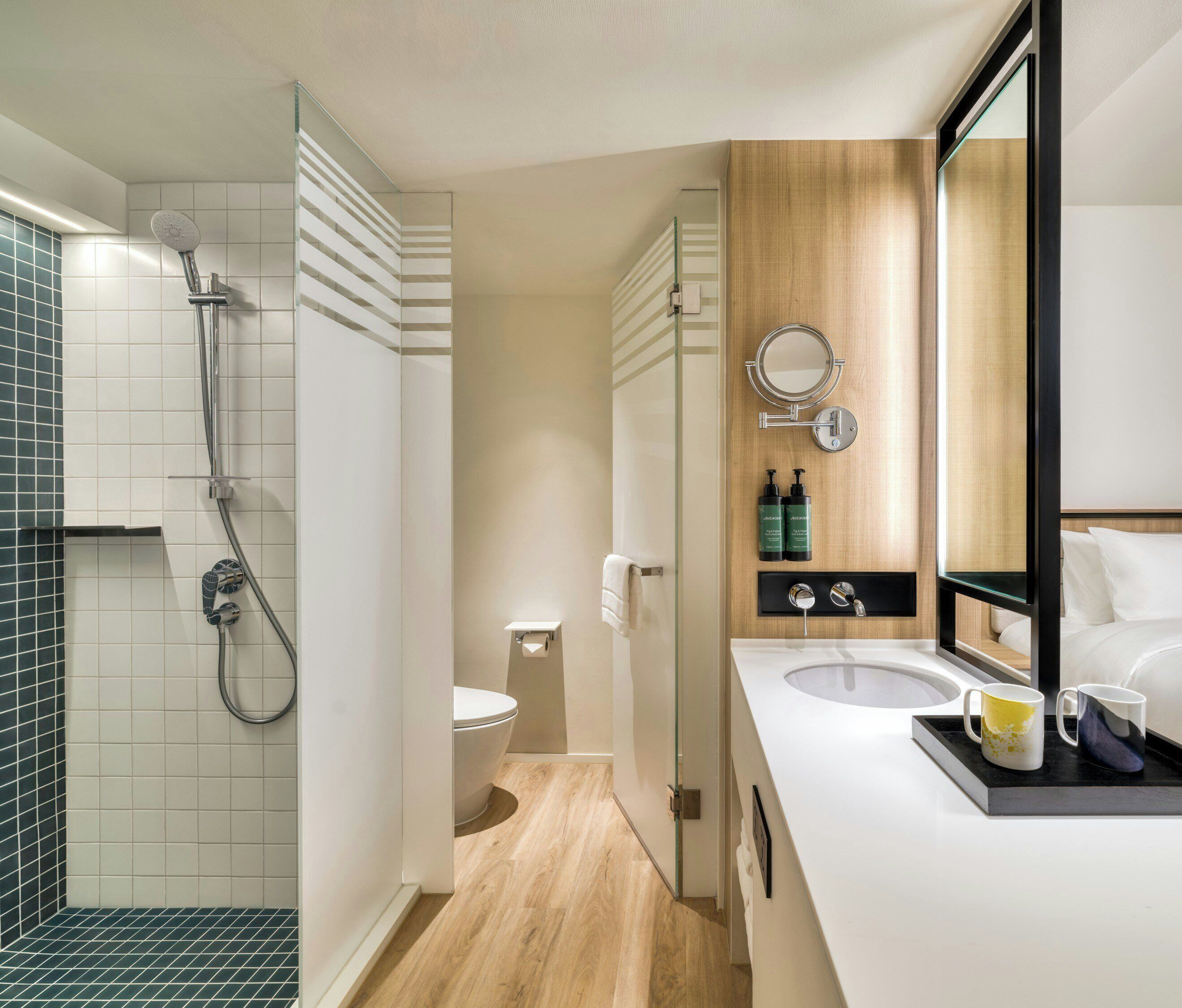Une salle de bain moderne équipée d’une douche, de toilettes et d’un lavabo.