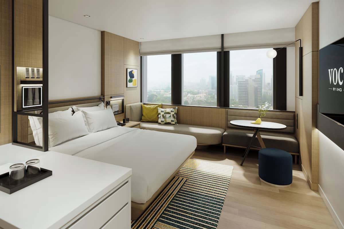 1 kamar tidur, minibar, brankas, dan meja kerja