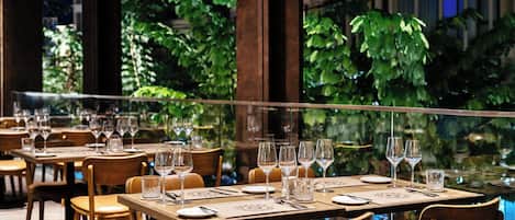 2 restauranter, lunsj, middag og brunsj serveres, spanske retter