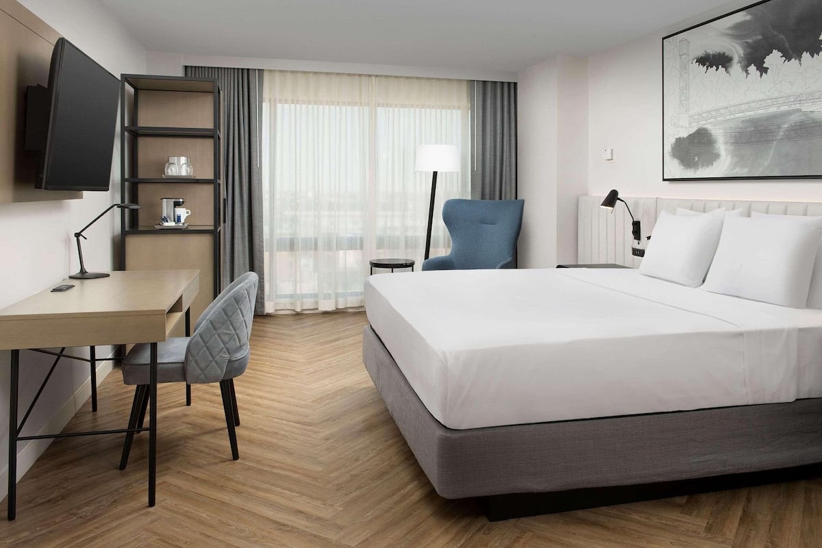 Peralatan tempat tidur premium, peti besi dalam bilik, meja