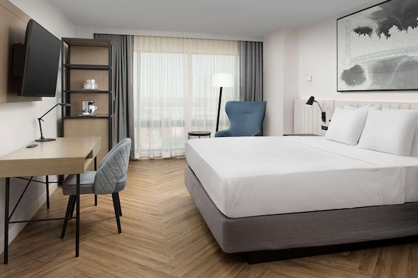 Luxe beddengoed, een kluis op de kamer, een bureau, een laptopwerkplek