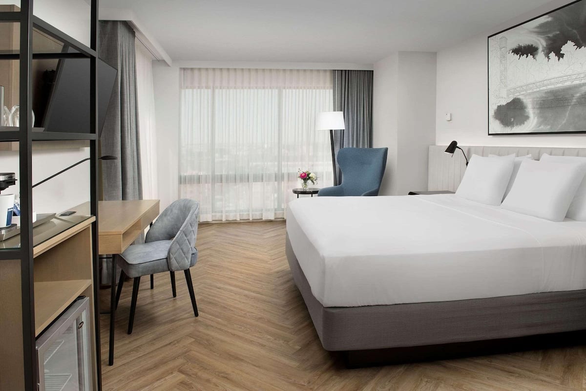 Premium Room, 1 Katil Raja (King), Non Smoking | Peralatan tempat tidur premium, peti besi dalam bilik, meja