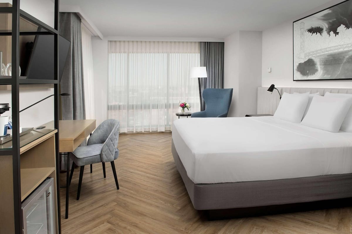 Premium Room, 1 King Bed, Non Smoking | Premium bedding, in-room safe, desk, laptop workspace