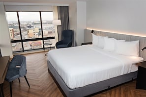 Room, 1 King Bed, Non Smoking | Premium bedding, in-room safe, desk, laptop workspace