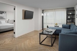 Ropa de cama de alta calidad y caja de seguridad en la habitación 