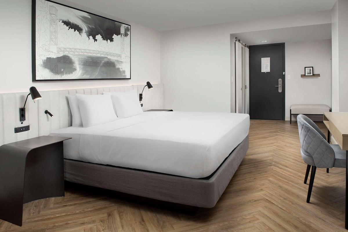 Room, 1 King Bed, Accessible, Non Smoking | Premium bedding, in-room safe, desk, laptop workspace