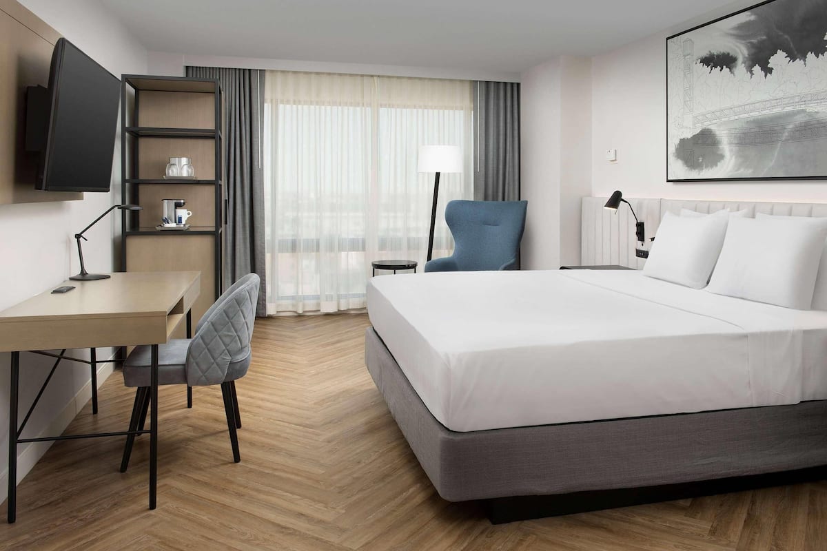 Premium bedding, in-room safe, desk, laptop workspace
