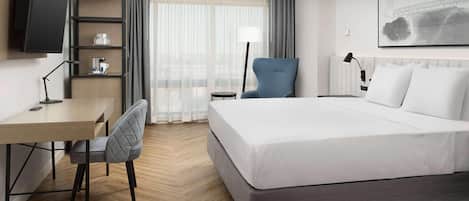 Ropa de cama de alta calidad y caja de seguridad en la habitación