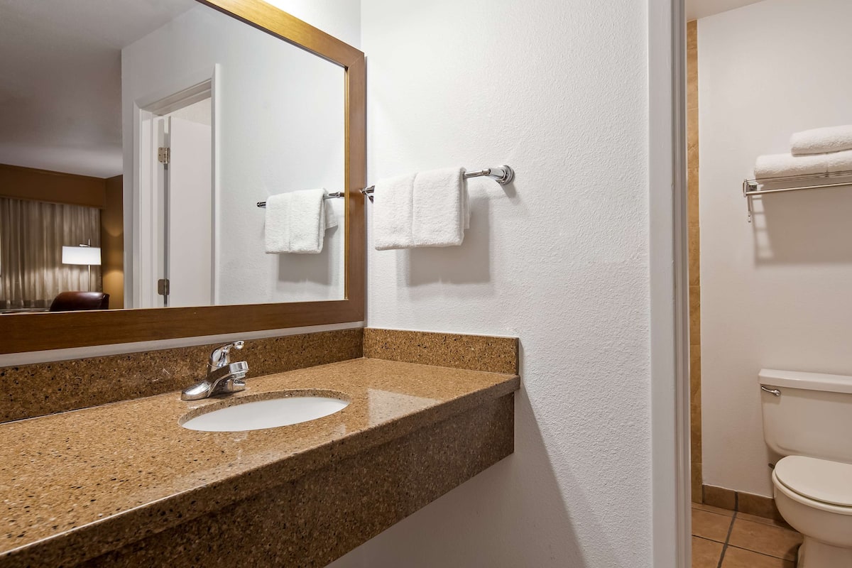 combined shower/bathtub, deep-soaking bathtub, free toiletries