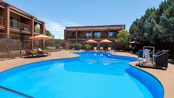 Außenpool (je nach Saison geöffnet), Sonnenschirme, Liegestühle