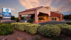 A Best Western Discovery Inn with a modern design, featuring a covered entrance and landscaped surroundings.