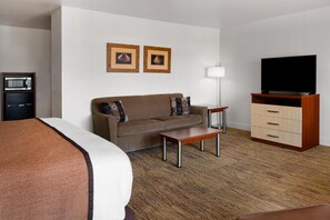 Suite, 1 Tempat Tidur King, Bebas Asap Rokok, microwave | 1 kamar tidur, setrika/meja setrika, dan tempat tidur lipat/tambahan