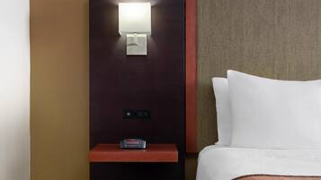 1 habitación y tabla de planchar con plancha