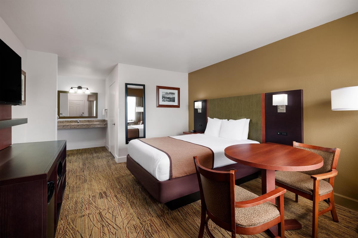 Standard Room, 1 Queen Bed, Accessible, Non Smoking | 1 bedroom, iron/ironing board, rollaway beds (surcharge), WiFi (free)