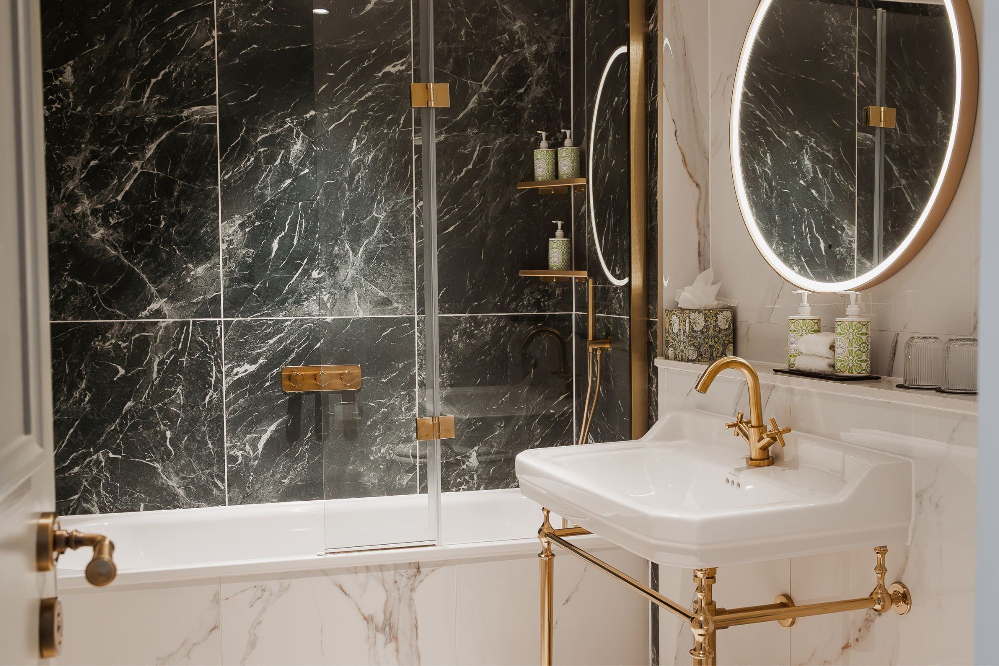 Suite, 1 King-Bett, Stadtblick (Mews Suite - 1 Super King bed) | Badezimmer | Dusche, Haartrockner, Handtücher