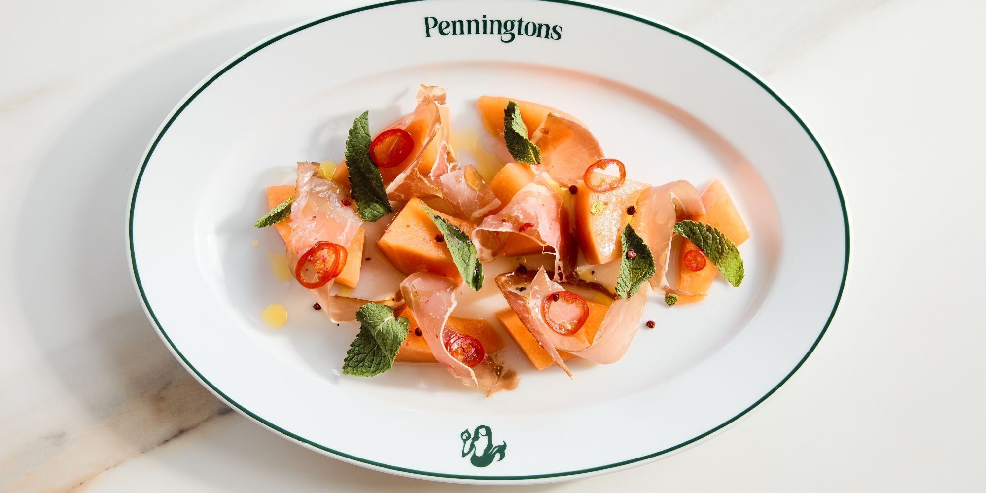 Een bord eten met de tekst 'Penningtons' erop.