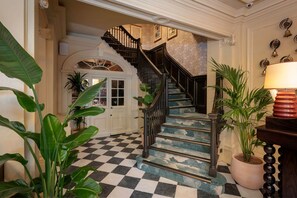 A grand staircase with a checkered floor, leading to an upper level. - Castle Hotel Windsor (Windsor)