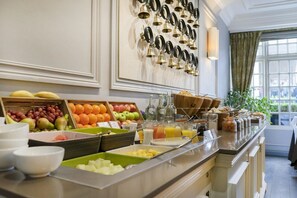 Daily buffet breakfast for a fee - Castle Hotel Windsor (Windsor)