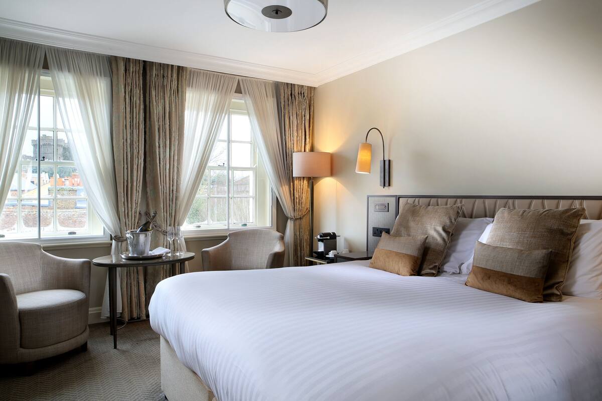 Chambre Deluxe double, 1 très grand lit, salle de bain attenante, vue sur la ville | Coffre-fort, rideaux d’obscurcissement, fer et planche à repasser