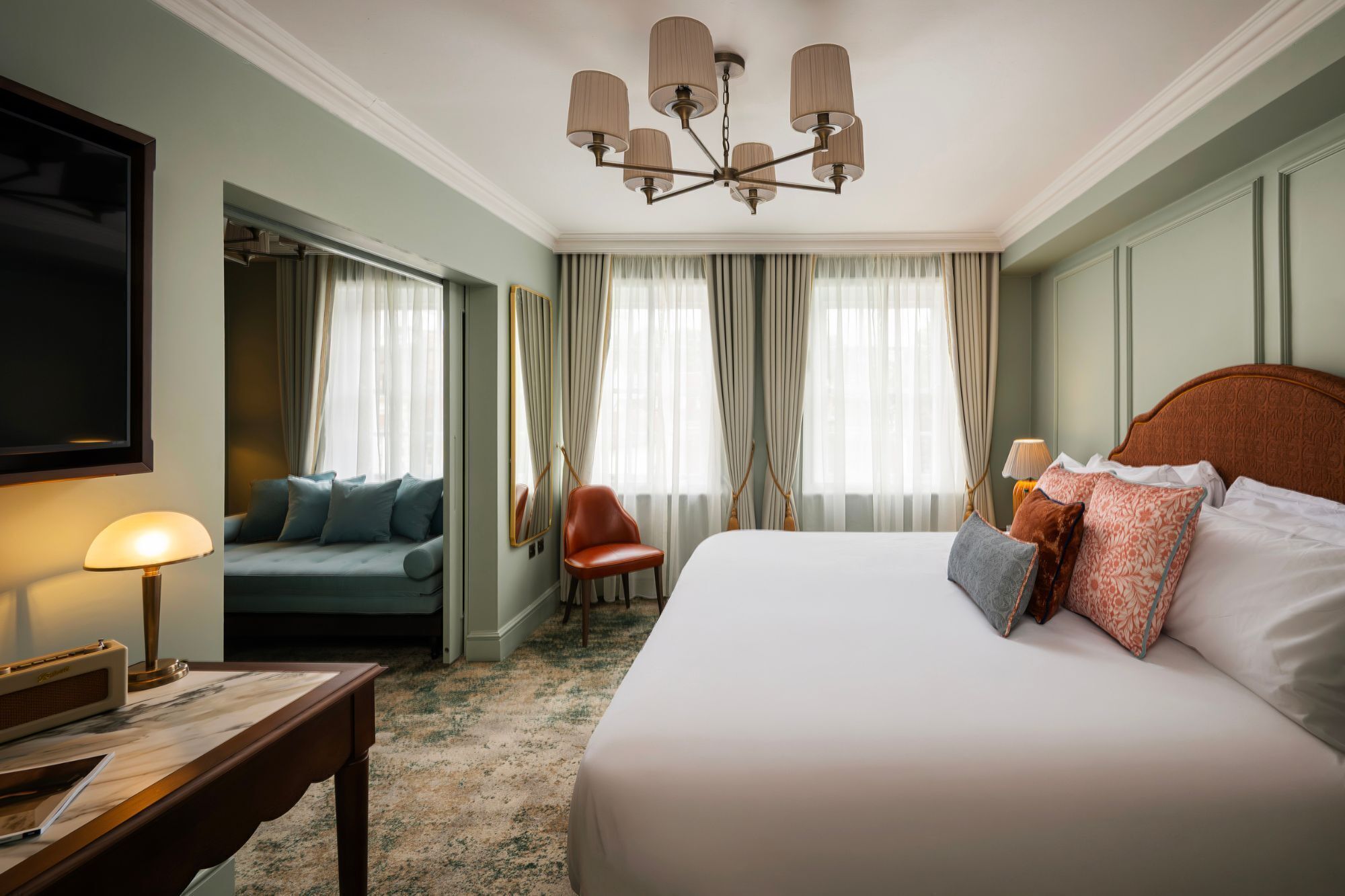 Deluxe Room, 1 King Bed, City View (Junior Suite) | In-room safe, blackout drapes, iron/ironing board, free WiFi