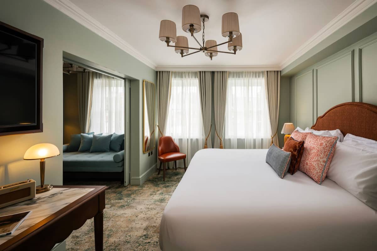 Deluxe Room, 1 King Bed, City View (Junior Suite)