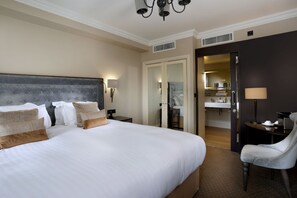 Windsor Junior Suite | In-room safe, blackout curtains, iron/ironing board, free WiFi - Castle Hotel Windsor (Windsor)