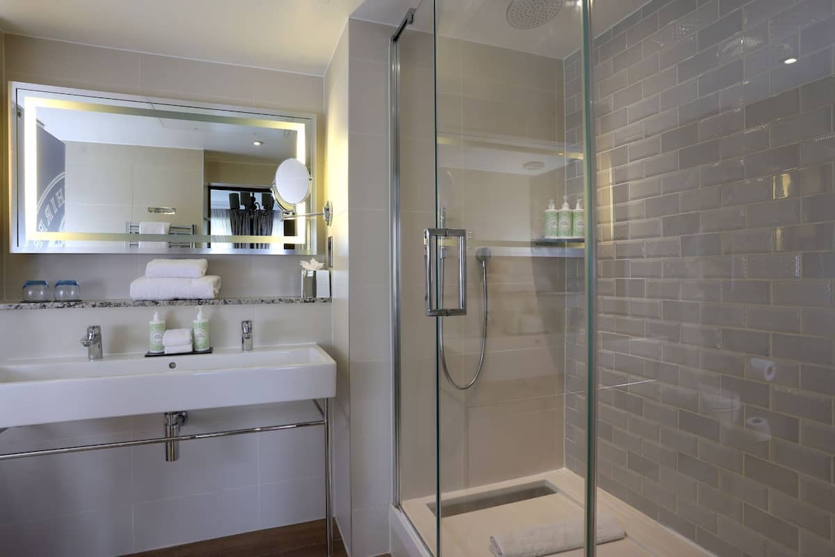 deluxe room, 1 king bed, city view (windsor junior suite) | bathroom | shower, hair dryer, towels