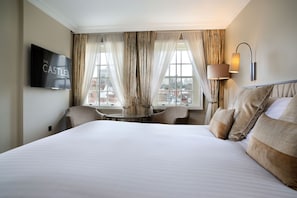 Chambre Double Classique, 1 grand lit, salle de bains attenante | Coffres-forts dans les chambres, rideaux occultants