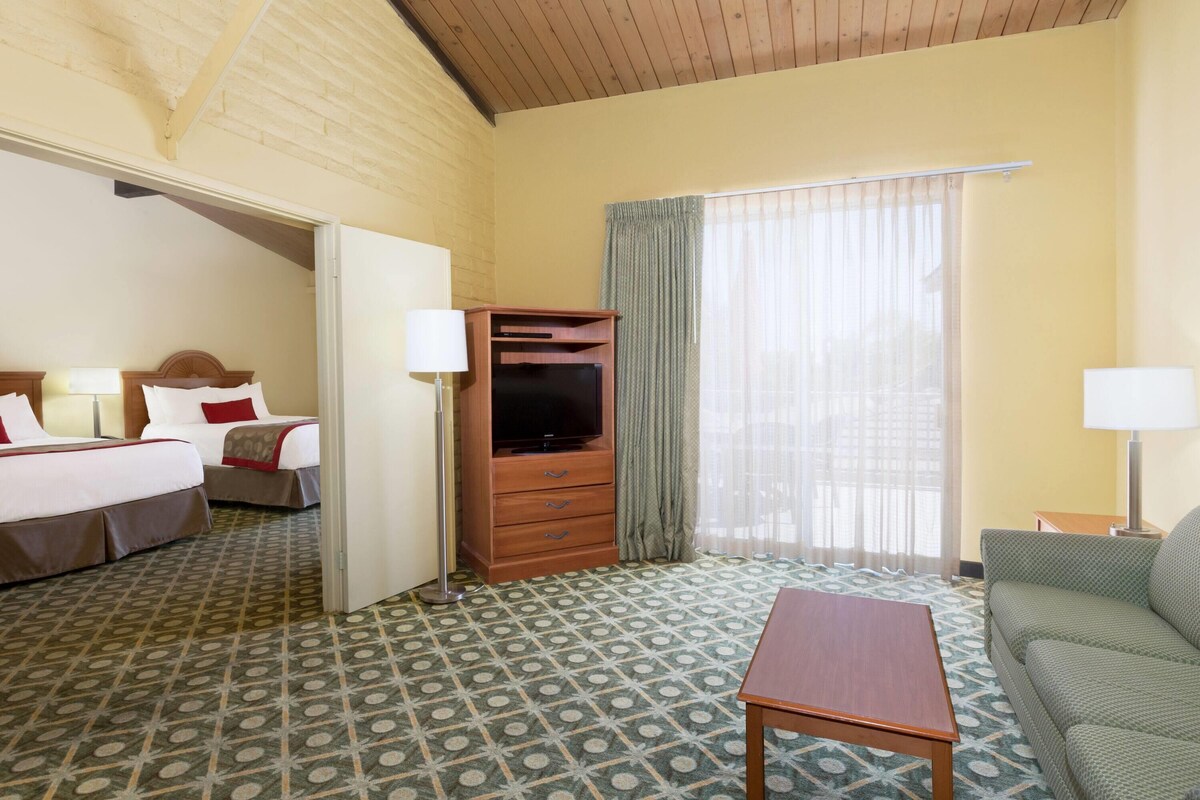 Pillowtop beds, in-room safe, desk, blackout drapes