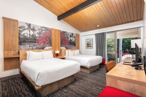 Suíte, 1 quarto, para não fumantes (2 Queen Beds) | Cofres nos quartos, escrivaninha, ferros/tábuas de passar roupa