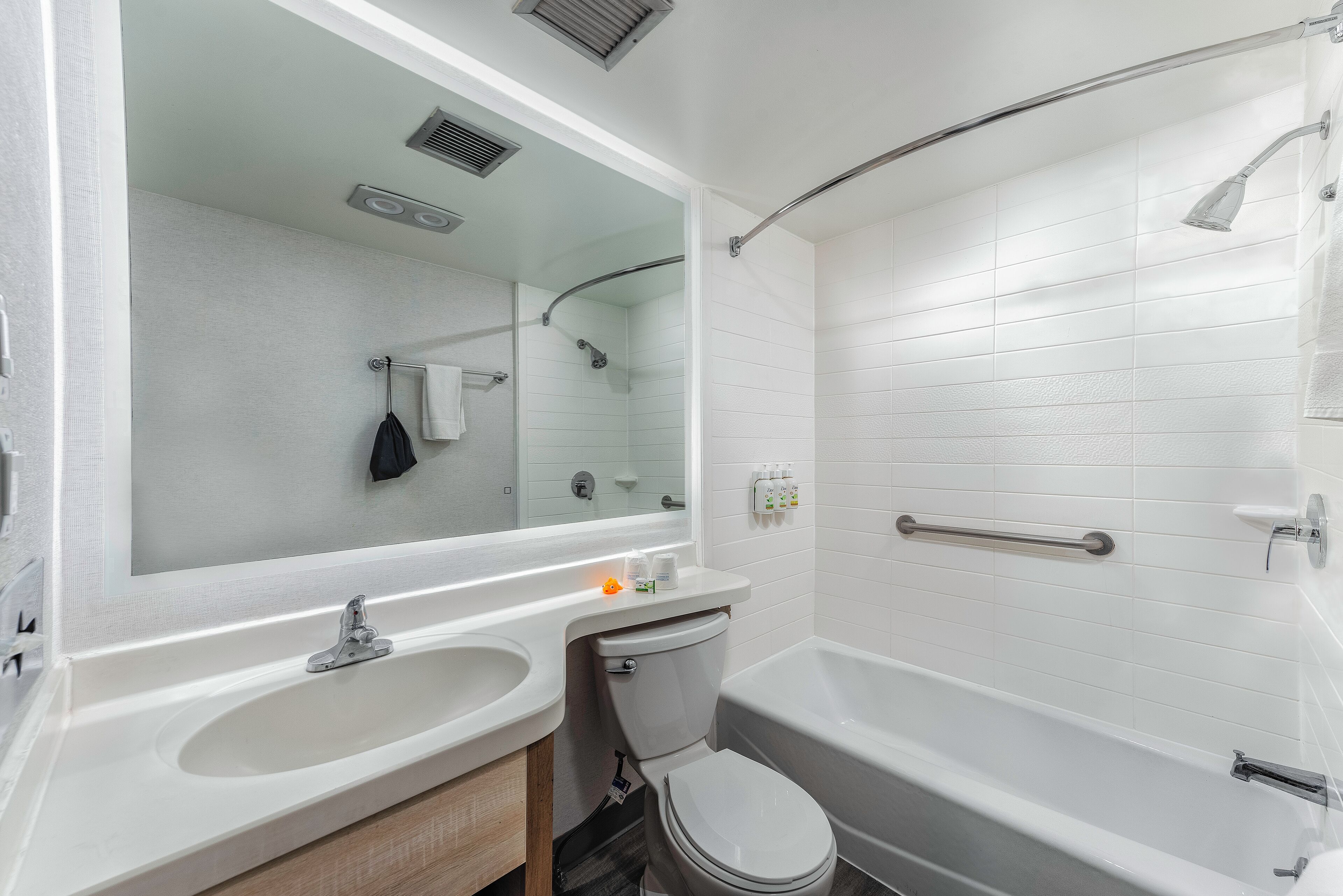 combined shower/bathtub, hair dryer, towels