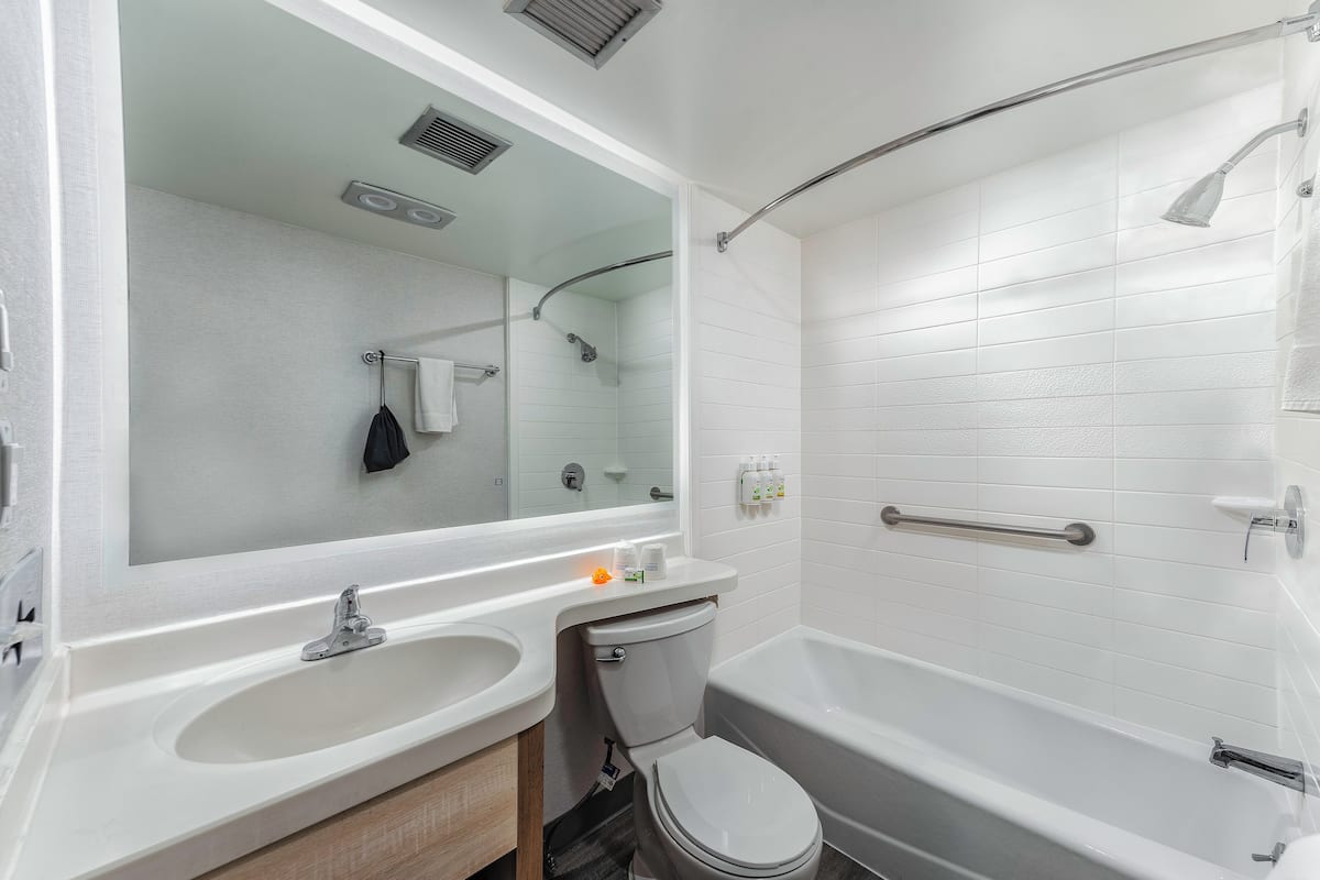 combined shower/bathtub, hair dryer, towels