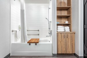 Combined shower/bathtub, hair dryer, towels