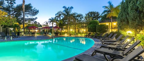 Una piscina al aire libre, una piscina climatizada