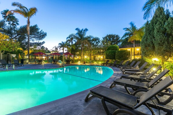 Piscine extérieure, piscine chauffée, 9 h à 22 h, chaises longues