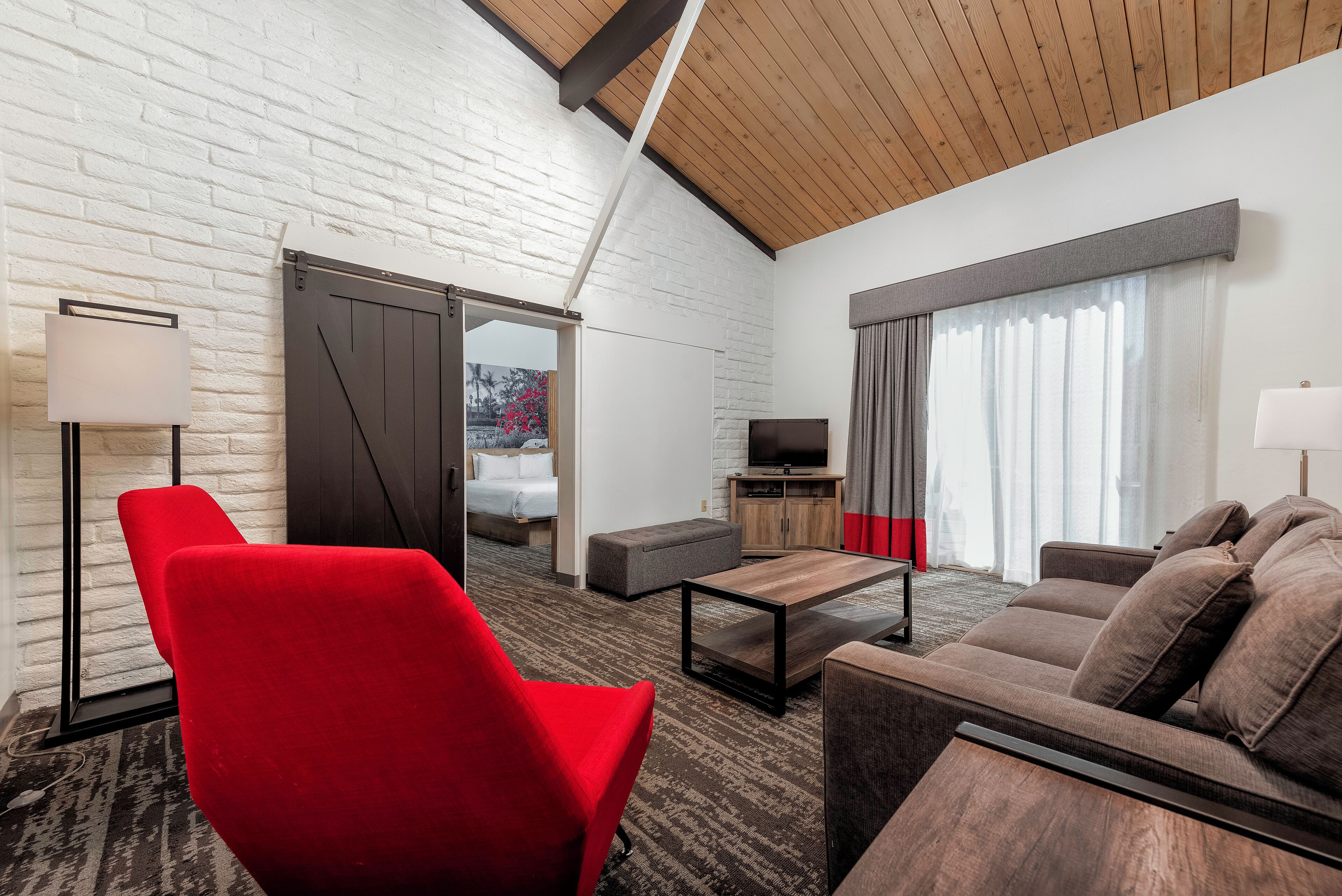 Sviitti, 1 makuuhuone, tupakointi kielletty (2 Queen Beds) | Oleskelualue | 32–tuumainen LCD-televisio, jossa kaapelikanavat