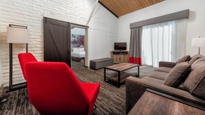 스위트, 침실 1개, 금연 (2 Queen Beds) | 거실 공간 | 디지털 채널 시청이 가능한 50인치 LED TV, 넷플릭스, 스트리밍 서비스