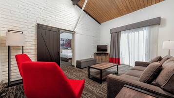 Suite, 1 Schlafzimmer, Nichtraucher (2 Queen Beds) | Wohnbereich | 32-Zoll-LCD-Fernseher mit Kabelempfang, Fernseher