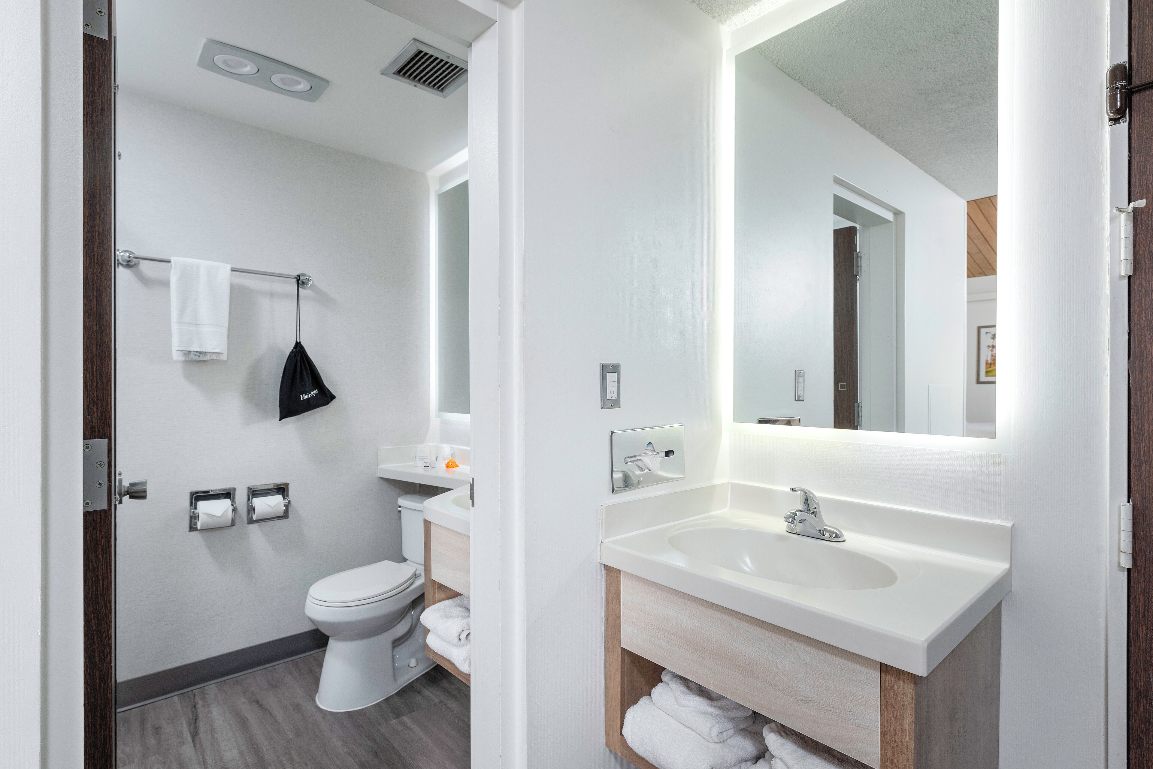 combined shower/bathtub, hair dryer, towels