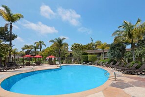 Outdoor pool, a heated pool, open 9 AM to 10:00 PM, sun loungers - Ramada by Wyndham Santa Barbara (Santa Barbara)
