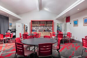 Free daily buffet breakfast - Ramada by Wyndham Santa Barbara (Santa Barbara)