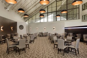 Desayuno completo todos los días (con cargo) 