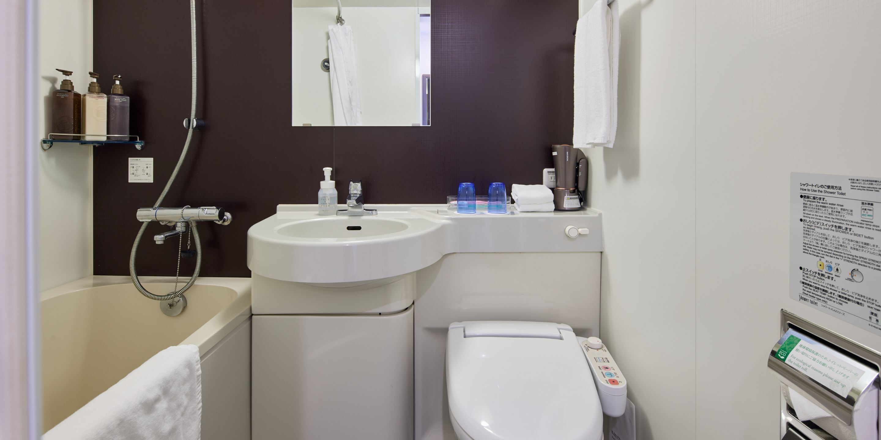 Combined shower/bathtub, free toiletries, hair dryer, slippers